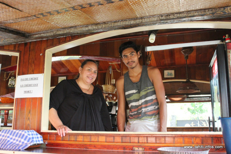 Maeva, la fille et actuelle patronne du Tiki Peue et Tauarii, son neveu. Maeva, la fille et actuelle patronne du Tiki Peue et Tauarii, son neveu.