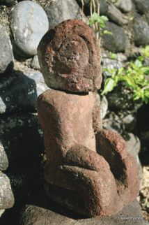 Un tiki marquisien caractéristique du XIXe siècle, originaire, nous a-t-on dit, de la vallée de Taipivai, et qui ressemble beaucoup au tiki de Rapa Nui (à noter la particularité de cette statue : elle a été réalisée en deux pièces, la tête étant séparée du corps ; hauteur : 44 cm).