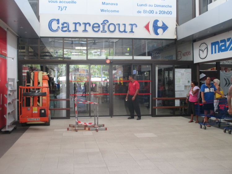 Punaauia : coupure de courant à Carrefour, les clients évacués Punaauia : coupure de courant à Carrefour, les clients évacués