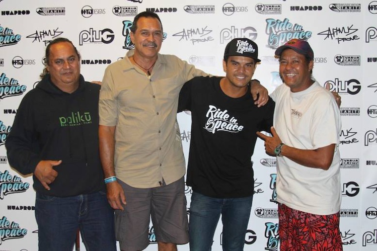 Avec la bénédiction des anciens © Plug Avec la bénédiction des anciens © Plug