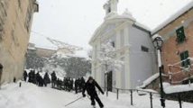 Un homme skie dans la ville de Corte en Corse, le 17 janvier 2017.