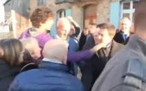 Un jeune homme gifle Manuel Valls à Lamballe Un jeune homme gifle Manuel Valls à Lamballe