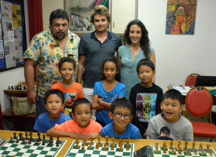 Les maîtres d'échecs Camille de Seroux et Adrien Demuth, entourés des 7 enfants qui participeront aux championnats de France en avril prochain.