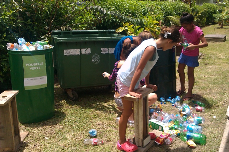 Le compactage des bouteilles avec les "compactors" fabriqués par le collège à partir de matériaux recyclés