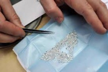 Un voyageur arrêté avec 800 grammes de diamants bruts dans le caleçon