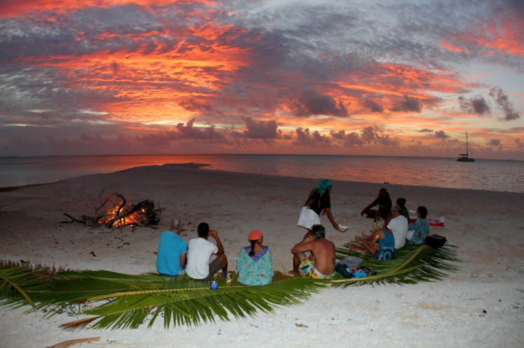 Au coucher du soleil, on se retrouve sur la plage pour faire le point sur la journée écoulée. Et pour préparer celle du lendemain. Au coucher du soleil, on se retrouve sur la plage pour faire le point sur la journée écoulée. Et pour préparer celle du lendemain.