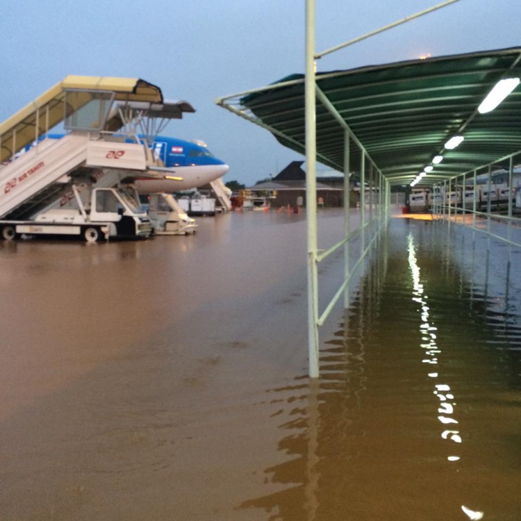 L'aéroport de Tahiti Faa'a sous les eaux, un vol Air France doit atterrir à Rarotonga
