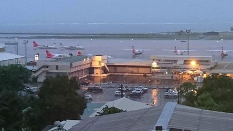 L'aéroport de Tahiti Faa'a sous les eaux, un vol Air France doit atterrir à Rarotonga
