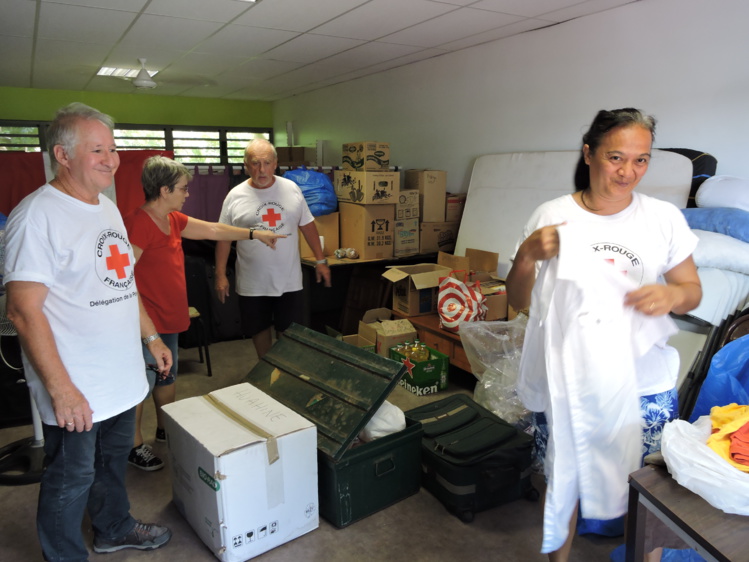 Les bénévoles de la Croix-Rouge ont commencé à trier les dons dès lundi matin.
