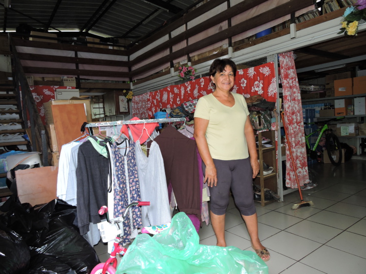 Au siège du Secours catholique, à La Mission, Patricia Puhetini, récupère les dons. Ils seront ensuite redistribués. Au siège du Secours catholique, à La Mission, Patricia Puhetini, récupère les dons. Ils seront ensuite redistribués.