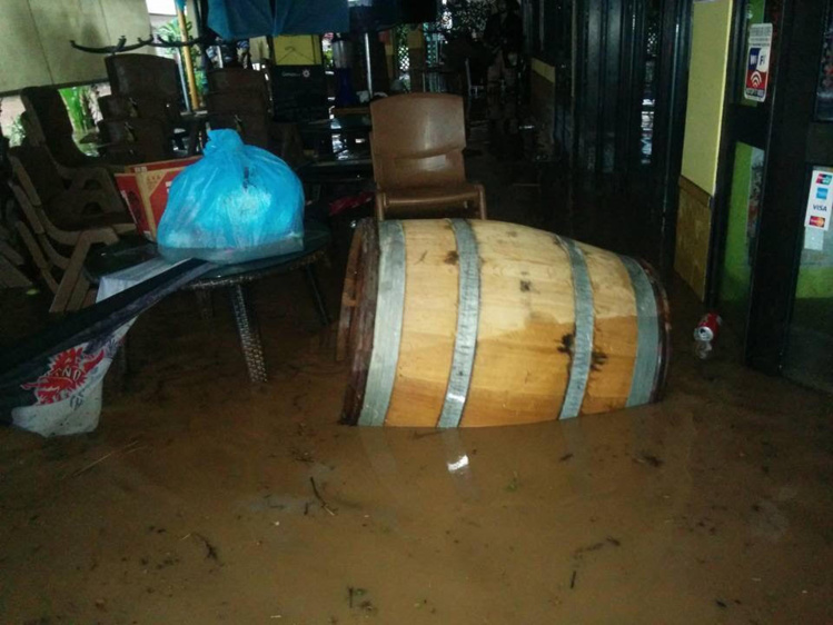 Le Bora Bora Lounge Sous l'eau le dimanche matin Le Bora Bora Lounge Sous l'eau le dimanche matin