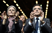Fillon dénonce des "boules puantes" après des révélations sur l'emploi de sa femme Fillon dénonce des "boules puantes" après des révélations sur l'emploi de sa femme