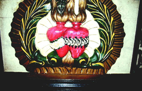 Le symbole de la congrégation des Sacrés-Cœurs de Jésus et de Marie et de l'Adoration perpétuelle du Très-Saint-Sacrement de l'Autel, dont les religieux furent surnommés les Picpus. Ils payèrent le prix fort leur désir d’évangéliser le Pacifique Sud.
