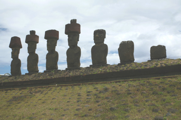 A l’époque du drame qui coûta la vie à l’expédition conduite par Mgr. Rouchouze, les moai de l’ahu Naunau, dominant Anakena, devaient être renversés. Ils n’ont donc rien vu et ils ne témoigneront jamais…