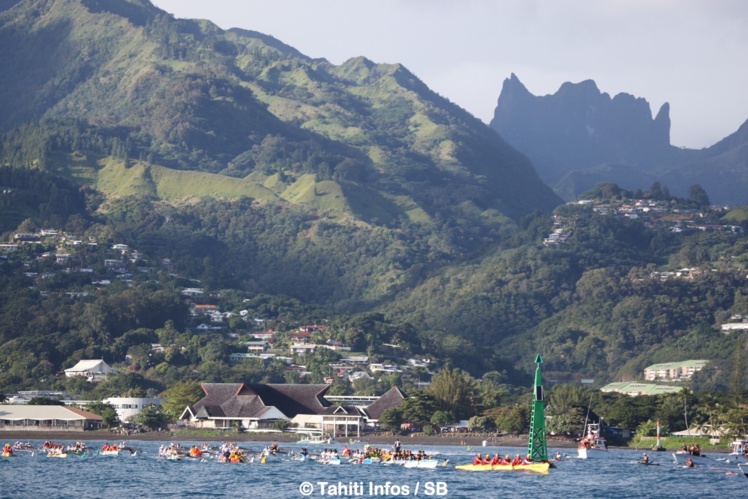 La baie du Taaone est le théâtre de nombreuses courses de va'a La baie du Taaone est le théâtre de nombreuses courses de va'a