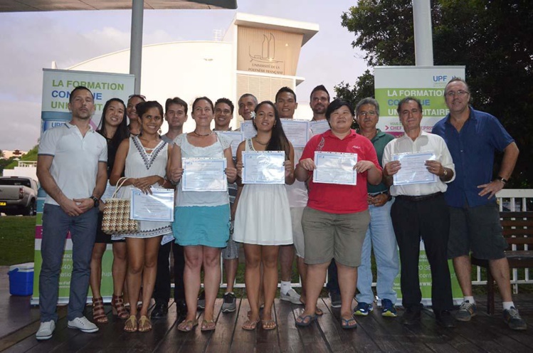 Photo de groupe de la promotion du CU Cartographie et SIG de l'an dernier (2015-2016). Photo de groupe de la promotion du CU Cartographie et SIG de l'an dernier (2015-2016).