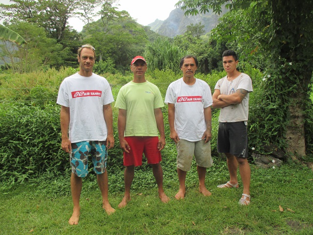 De gauche à droite : Thomas, venu en mission, avec l’équipe de terrain de Fatu Hiva: Manuera, Arthur et Ioane  Photo T. Matohi