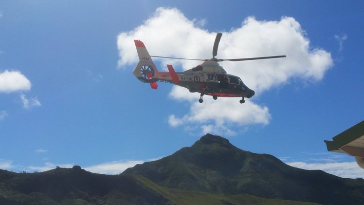 Pour les évacuations sanitaires urgentes, un hélicoptère de l'armée se charge de récupérer les patients sur Rapa.