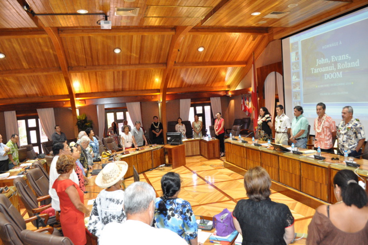 Un himene a été chanté pour John Doom. Un himene a été chanté pour John Doom.