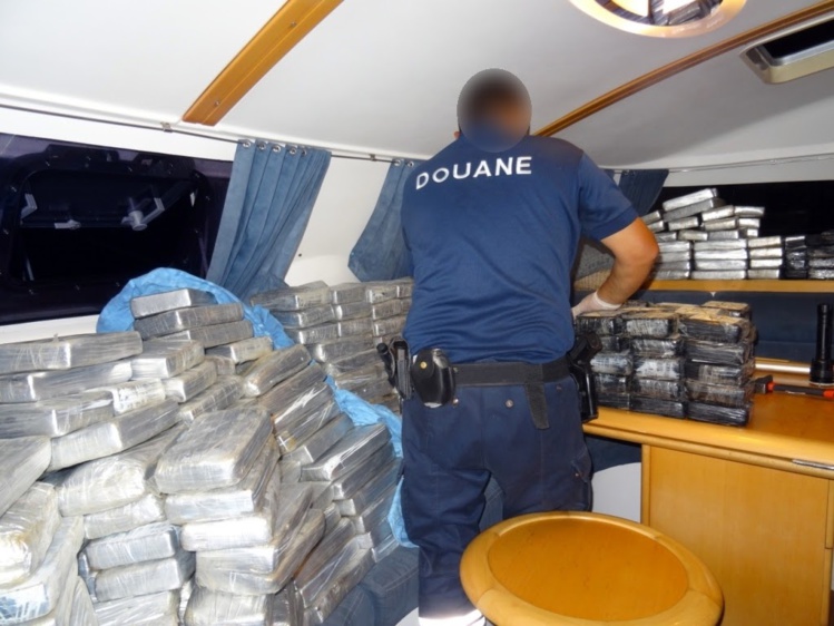 Des pains et des pains de cocaïne ont été découverts disséminés un peu partout dans les entrailles du catamaran perquisitionné à la marina de Arue. (Crédit photo : Douane française)