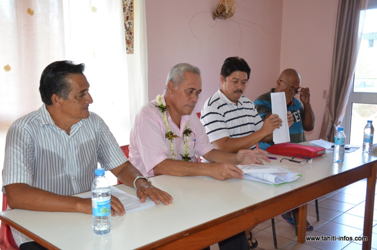 Gérard Parker, Wilfred Tavaearii, Taputu Faana et Abel Tehotu, mardi matin lors de l'appel lancé aux élus de Hitia'a o te Ra depuis la mairie de Teahupoo.