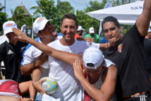 Christophe Clavière entouré de joueurs