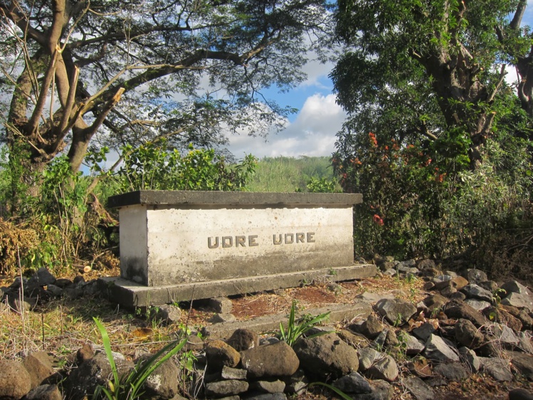 Autour de la tombe de Udre Udre ont été placées, en cercle, les pierres qui rappellent que pour chaque caillou, une victime humaine a été sacrifiée à l’appétit de l’anthropophage le plus célèbre des îles Fidji.