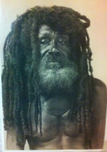 Célèbre carte postale ancienne d’un cannibale fidjien. L’archipel avait la plus terrible des réputations dans l’Océanie à cause des pratiques d’une rare cruauté en vigueur dans ce groupe d’îles. Célèbre carte postale ancienne d’un cannibale fidjien. L’archipel avait la plus terrible des réputations dans l’Océanie à cause des pratiques d’une rare cruauté en vigueur dans ce groupe d’îles.