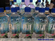 A quelques kilomètres de Rakiraki, au nord de Viti Levu (où sévissait Udre Udre), les Fidjiens exploitent aujourd’hui une richesse naturelle exportée dans le monde entier, la “Fiji Water” eau de source haut de gamme très à la mode.