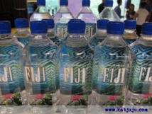 A quelques kilomètres de Rakiraki, au nord de Viti Levu (où sévissait Udre Udre), les Fidjiens exploitent aujourd’hui une richesse naturelle exportée dans le monde entier, la “Fiji Water” eau de source haut de gamme très à la mode. A quelques kilomètres de Rakiraki, au nord de Viti Levu (où sévissait Udre Udre), les Fidjiens exploitent aujourd’hui une richesse naturelle exportée dans le monde entier, la “Fiji Water” eau de source haut de gamme très à la mode.