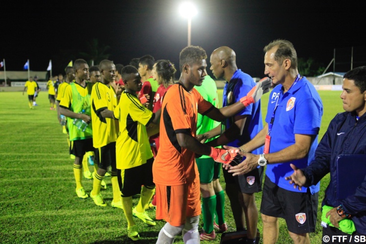 Patrice Flaccadori félicite le gardien du Vanuatu qui a fait un bon match