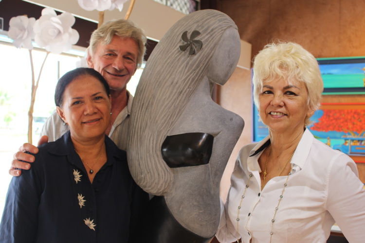 Verena, agent de l’artiste, Claude Morlot et Rose de la galerie des Tropiques (de gauche à droite). Verena, agent de l’artiste, Claude Morlot et Rose de la galerie des Tropiques (de gauche à droite).