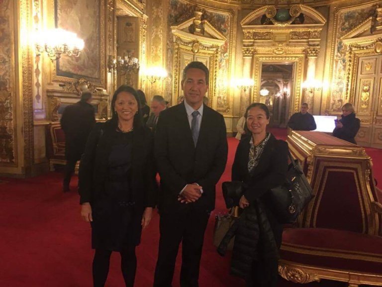 Le président de l'assemblée est accompagné de Madame Jeanne Santini, secrétaire  générale de l’Assemblée de la Polynésie française, et de Madame Béatrice Ly Sao, chef du  service des commissions de l’Assemblée de la Polynésie française.