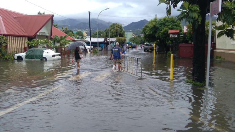 Le quartier de Taunoa inondé après la crue de la Papeava, vendredi matin, à Papeete. Le quartier de Taunoa inondé après la crue de la Papeava, vendredi matin, à Papeete.