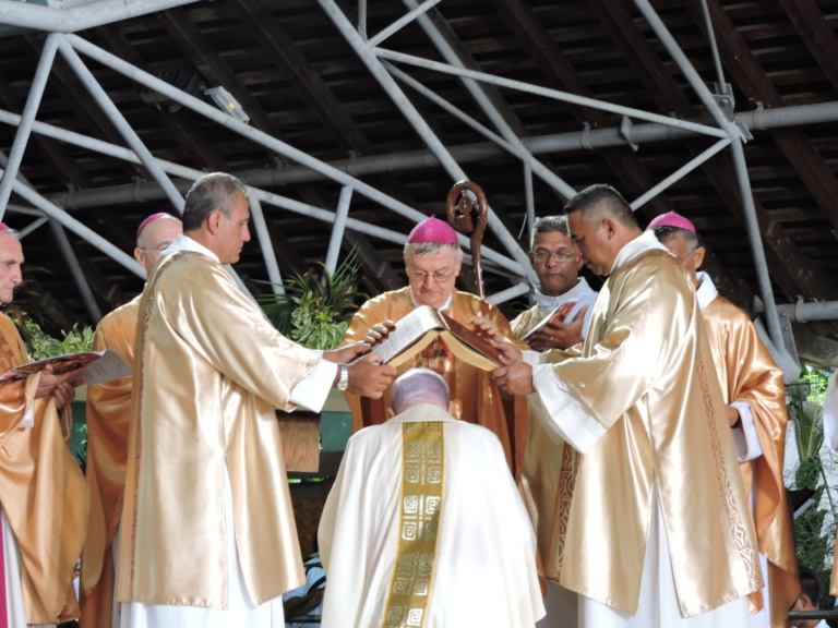 Mgr Cottanceau ordonné archevêque (photos)