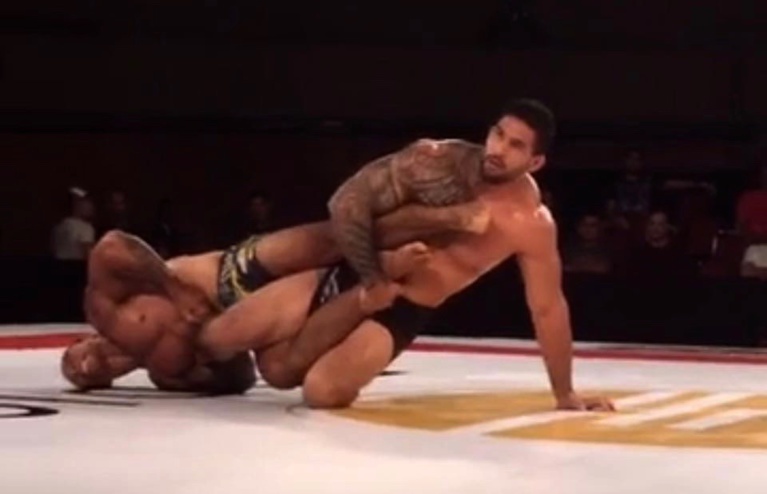 Il a pu s'imposer sur disqualification de son adversaire, pourtant bien au fait du règlement Il a pu s'imposer sur disqualification de son adversaire, pourtant bien au fait du règlement