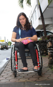 Il est parfois difficile de descendre du trottoir. Il est parfois difficile de descendre du trottoir.