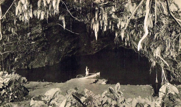 La grotte de Maraa en 1933. Cette grotte se situe à côté de la limite entre les communes de Paea et de Papara.