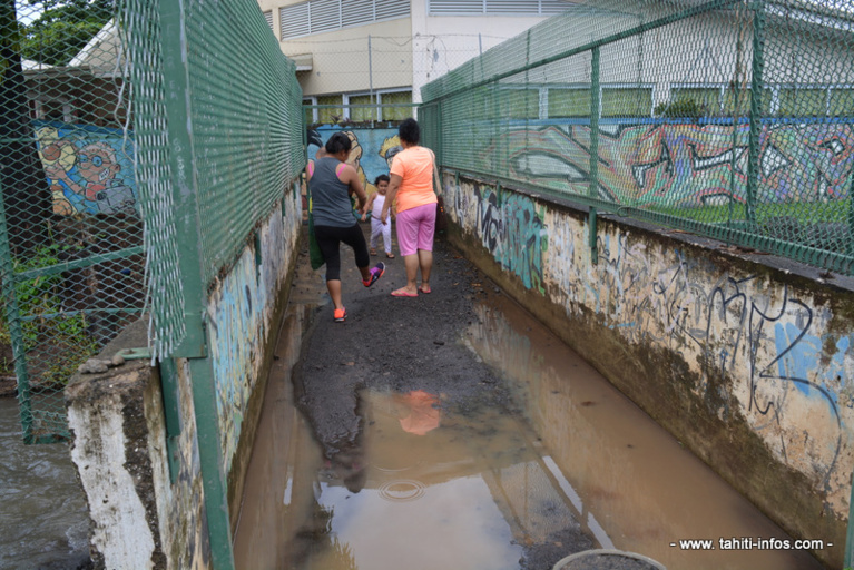 Faa'a : la rivière Piafau déborde, la colère des parents d'élèves monte Faa'a : la rivière Piafau déborde, la colère des parents d'élèves monte