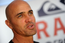 Kelly Slater, légende du surf, appelle à des "abattages" de requins à La Réunion Kelly Slater, légende du surf, appelle à des "abattages" de requins à La Réunion