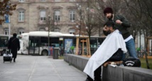 A Strasbourg, un coiffeur solidaire fait salon dans la rue pour les démunis