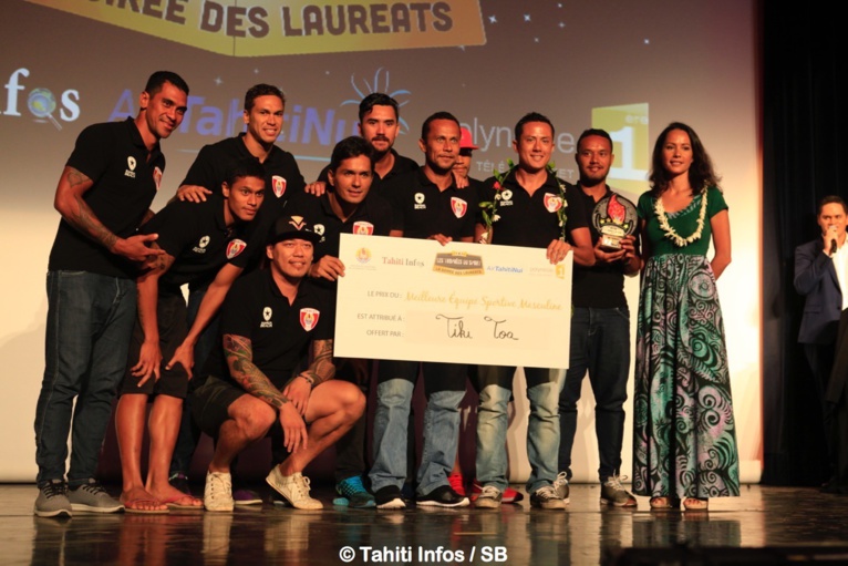 Les Tiki Toa, meilleure équipe de l'année avec Cécile Tiatia du Ministère de la jeunesse et des sports Les Tiki Toa, meilleure équipe de l'année avec Cécile Tiatia du Ministère de la jeunesse et des sports