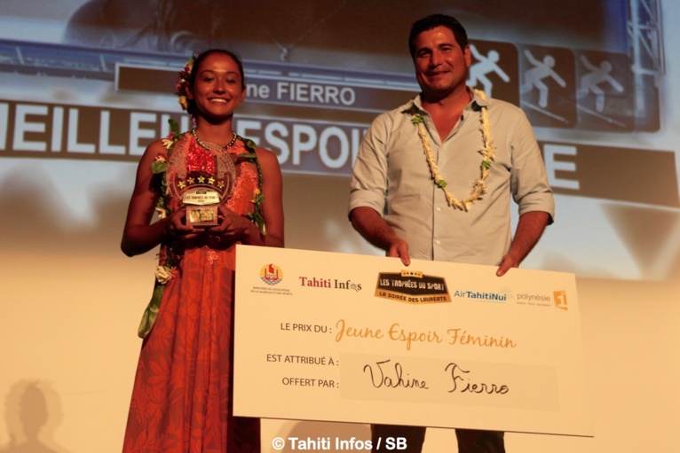 Meilleur espoir femme Vahine Fierro et Torea Colas, directeur marketing d'ATN Meilleur espoir femme Vahine Fierro et Torea Colas, directeur marketing d'ATN