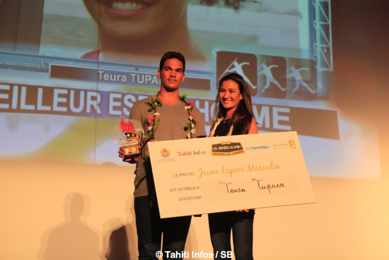 Teura Tupaia, meilleur espoir homme, avec Sarah Moux gérante de Fenua Com et du magazine Hine Teura Tupaia, meilleur espoir homme, avec Sarah Moux gérante de Fenua Com et du magazine Hine