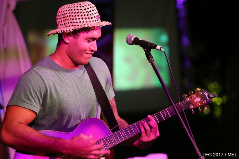 Eto est aux anges, il gagne le concours pour la seconde fois et s'envole vers l'Olympia. Eto est aux anges, il gagne le concours pour la seconde fois et s'envole vers l'Olympia.