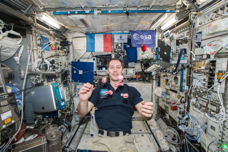 Thomas Pesquet jongle avec les macarons de l'espace Thomas Pesquet jongle avec les macarons de l'espace