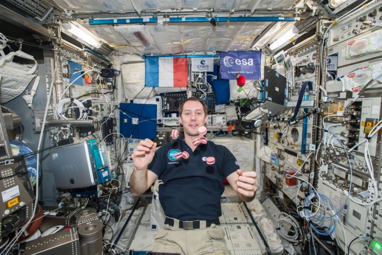 Thomas Pesquet jongle avec les macarons de l'espace