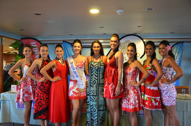 Les sept candidates posent avec Hinarere Taputu et Vaea Ferrand, miss Tahiti 2016