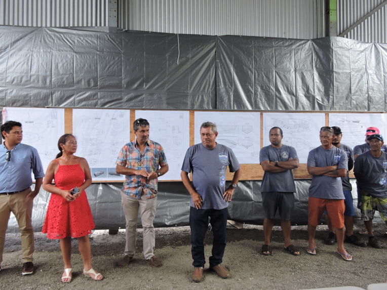 Georges Moarii aux côtés de ses marins-pêcheurs (à droite) Georges Moarii aux côtés de ses marins-pêcheurs (à droite)