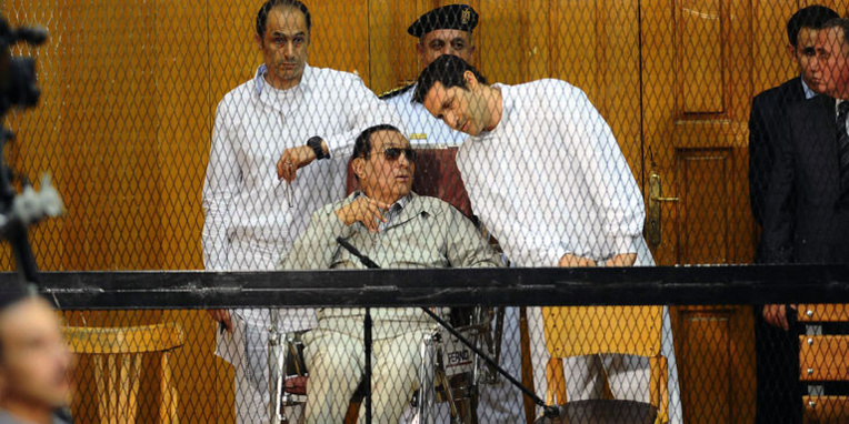 L’ancien président Hosni Mubarak, entouré de ses deux fils, Alaa (à droite) et Gamal, le 14 septembre 2013, au Caire. Crédits : AHMED EL-MALKY / AFP
